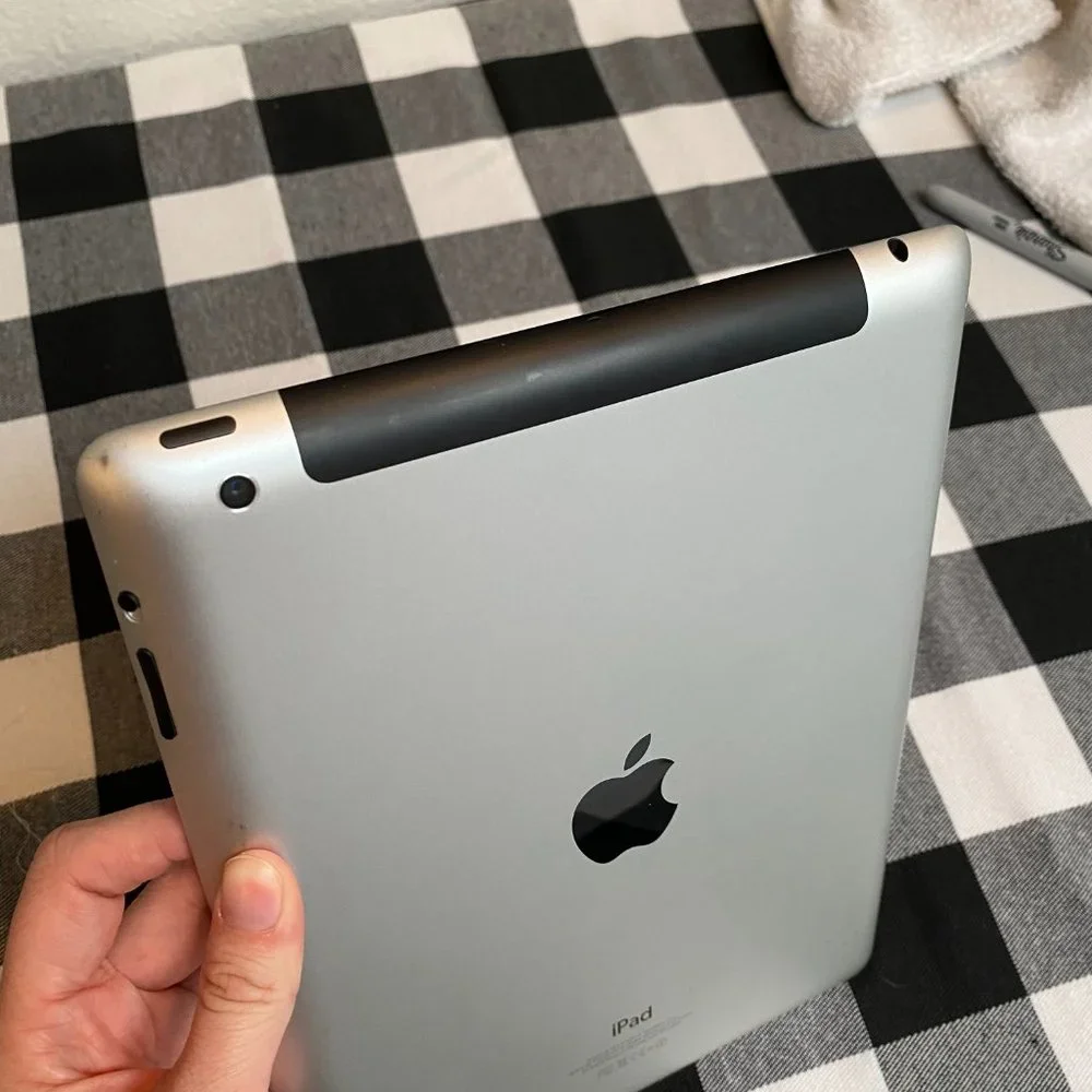 APPLE Ipad - 64GB Wifi & Cellular Model, with Bluetooth ANKER Keyboard Case - Picture 8 of 13